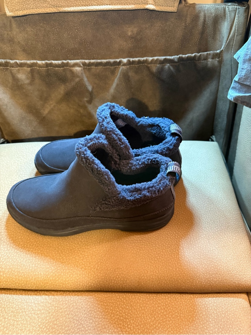 Clarks Women's Black Faux-Sherpa Slip-On Booties